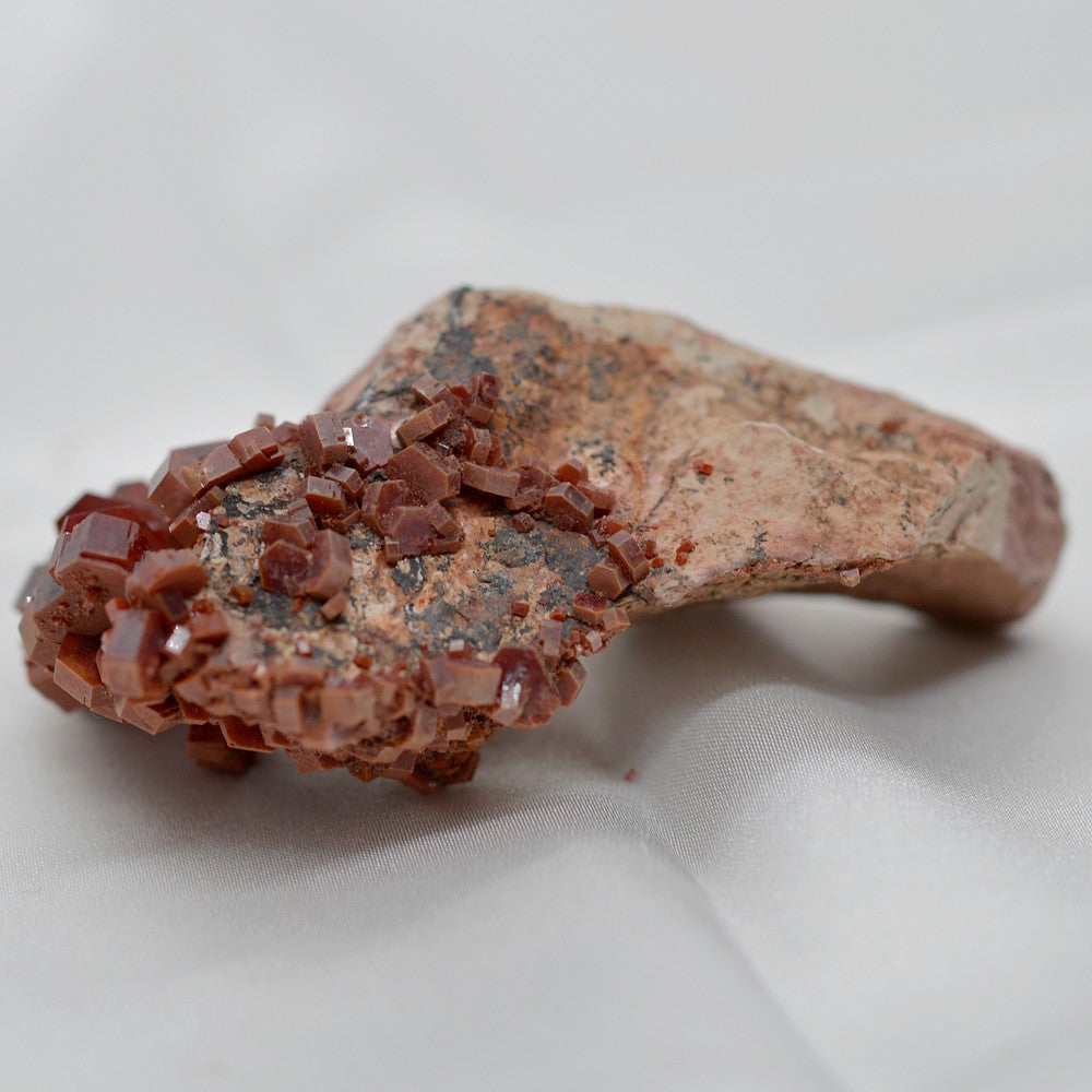 Vanadinite à cristaux en prismes hexagonaux du Maroc 95g