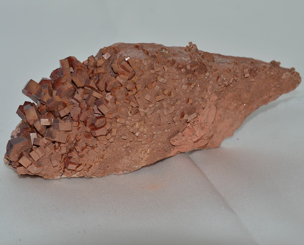 Vanadinite à cristaux hexagonaux brunâtres marocaine de 203
