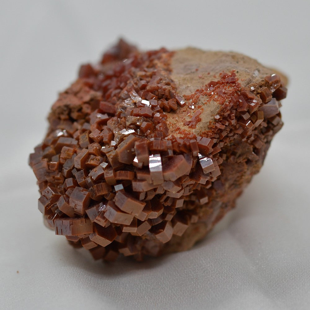 Vanadinite à cristaux hexagonaux de 118g en provenance de Mibladen