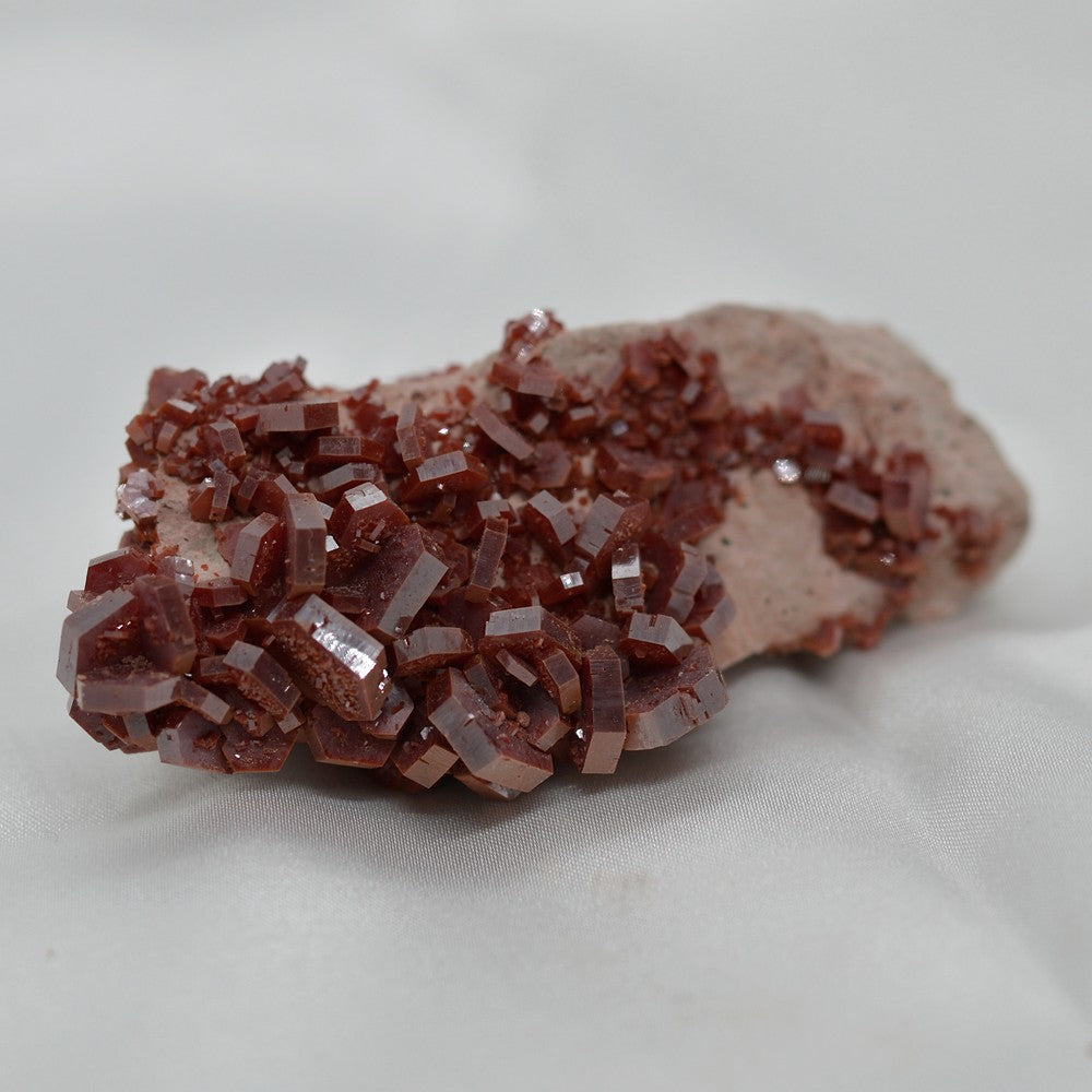 Vanadinite à cristaux hexagonaux rouges sur gangue du Maroc de 128g