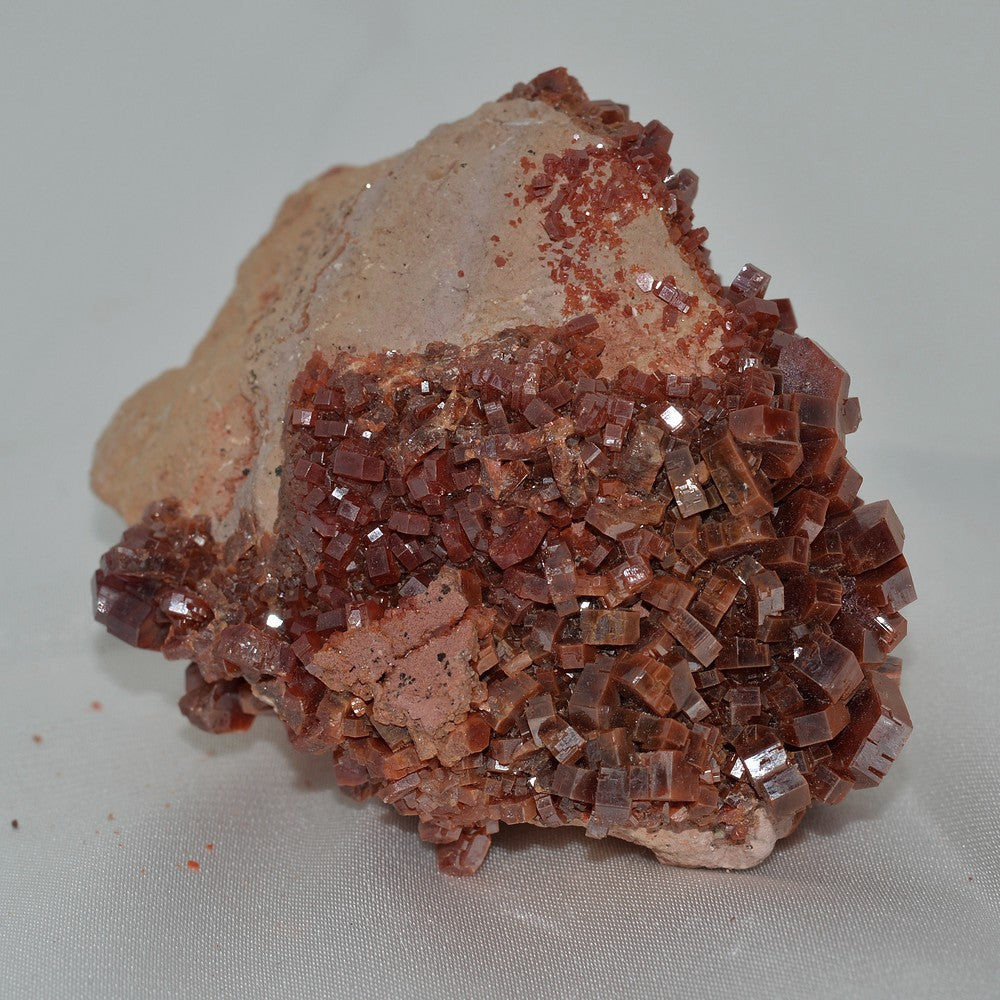 Vanadinite à cristaux hexagonaux sur matrice de 118g