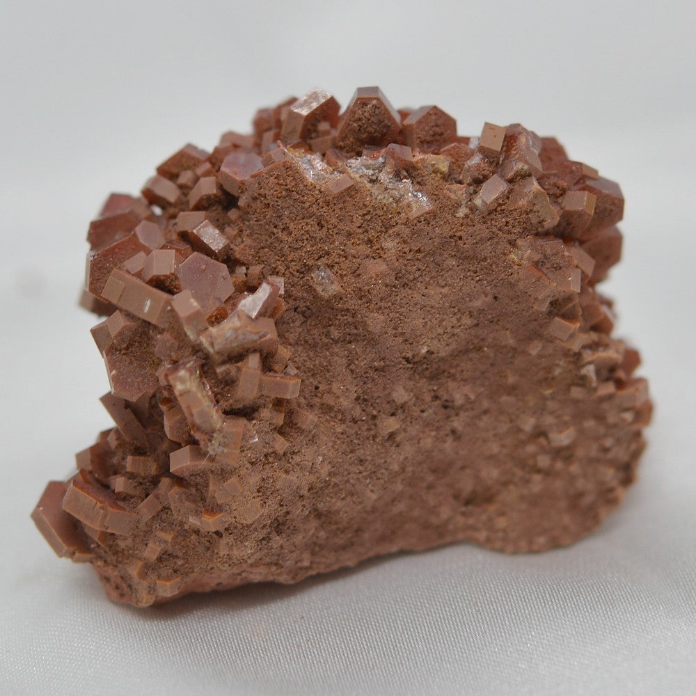 Vanadinite brunâtre cristallisée de 48g du Maroc