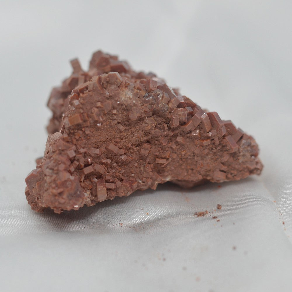 Vanadinite brunâtre cristallisée de 110g en provenance de Mibladen au Maroc