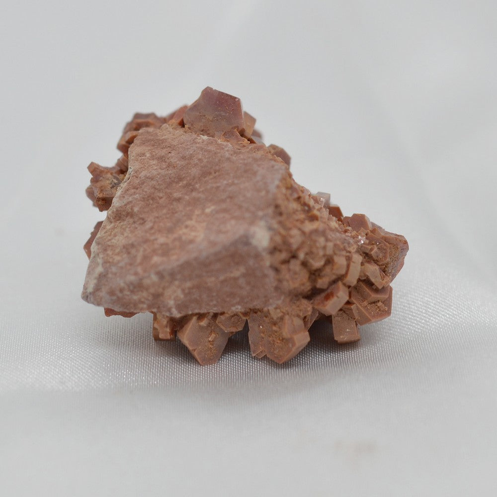 Vanadinite brunâtre cristallisée sur gangue rocheuse marocaine de 31g