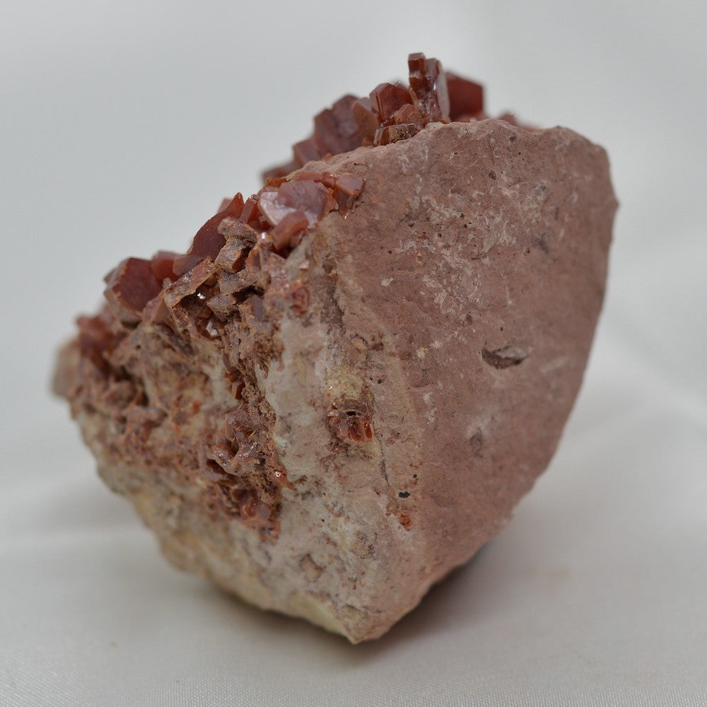 Vanadinite cristallisée sur gangue rocheuse du Maroc de 111g