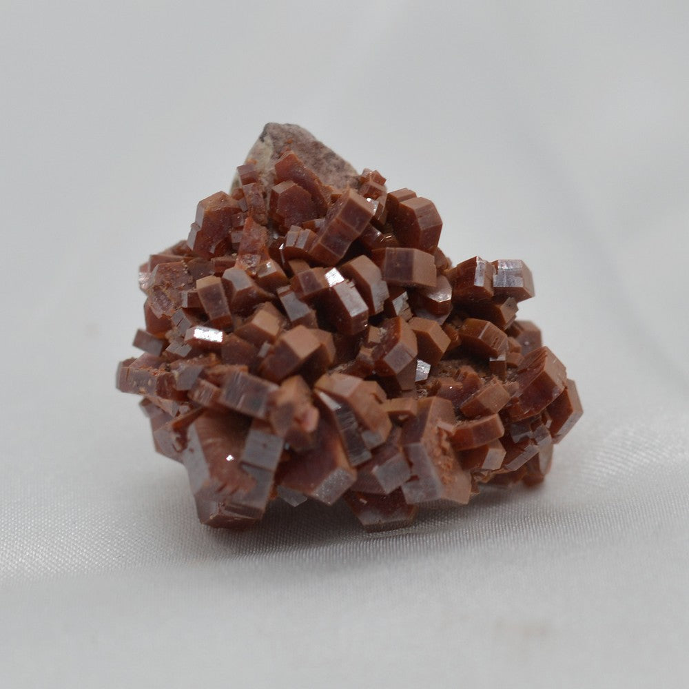 Vanadinite à cristaux hexagonaux rouges sur matrice de 31g