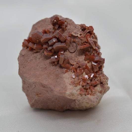 Vanadinite cristaux hexagonaux sur matrice de 111g