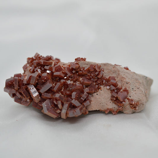 Vanadinite cristaux hexagonaux sur matrice de 128g