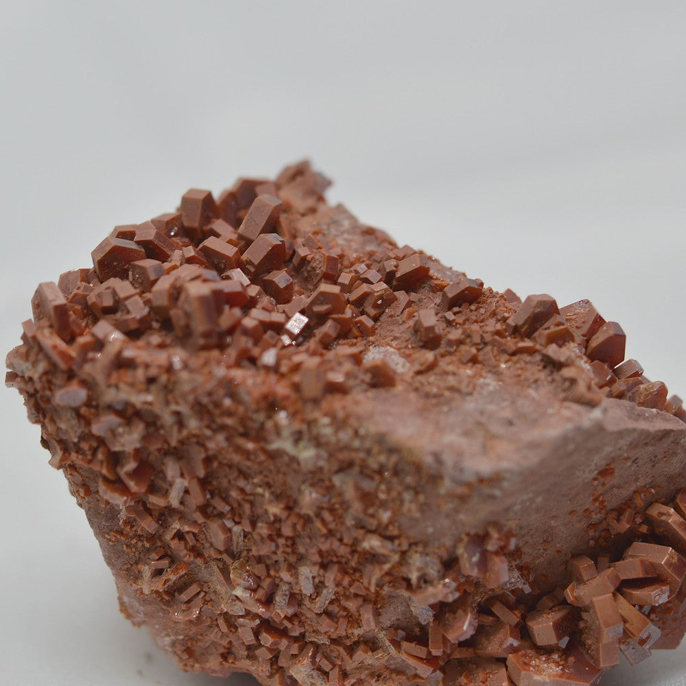 Vanadinite cristaux hexagonaux sur matrice de 189g