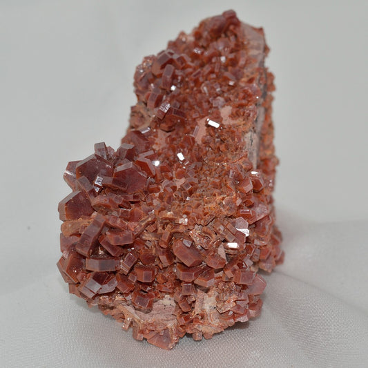 Vanadinite cristaux hexagonaux sur matrice 202g