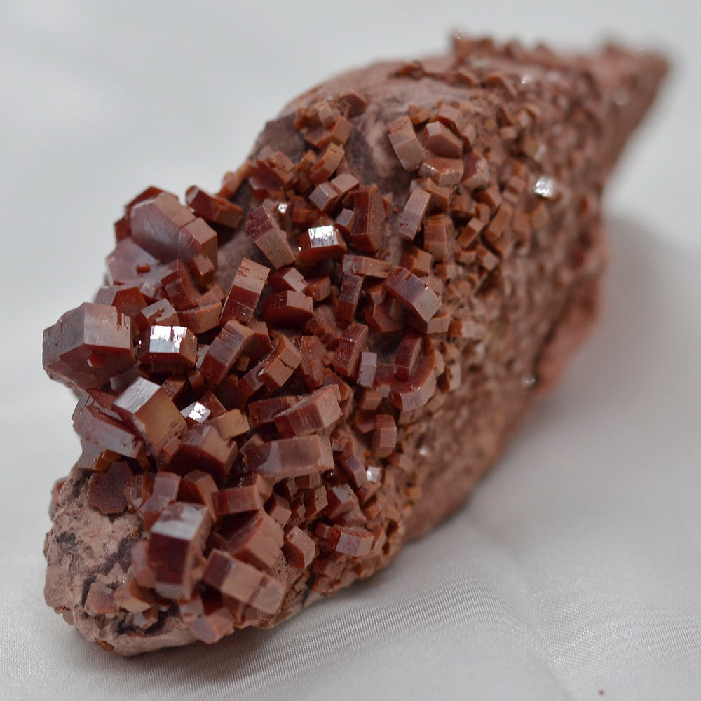 Vanadinite cristallisée en prismes hexagonaux du Maroc 203g