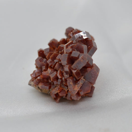 Vanadinite cristaux hexagonaux sur matrice 31g