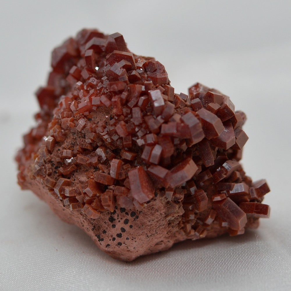 Vanadinite cristaux hexagonaux sur matrice claire 48g