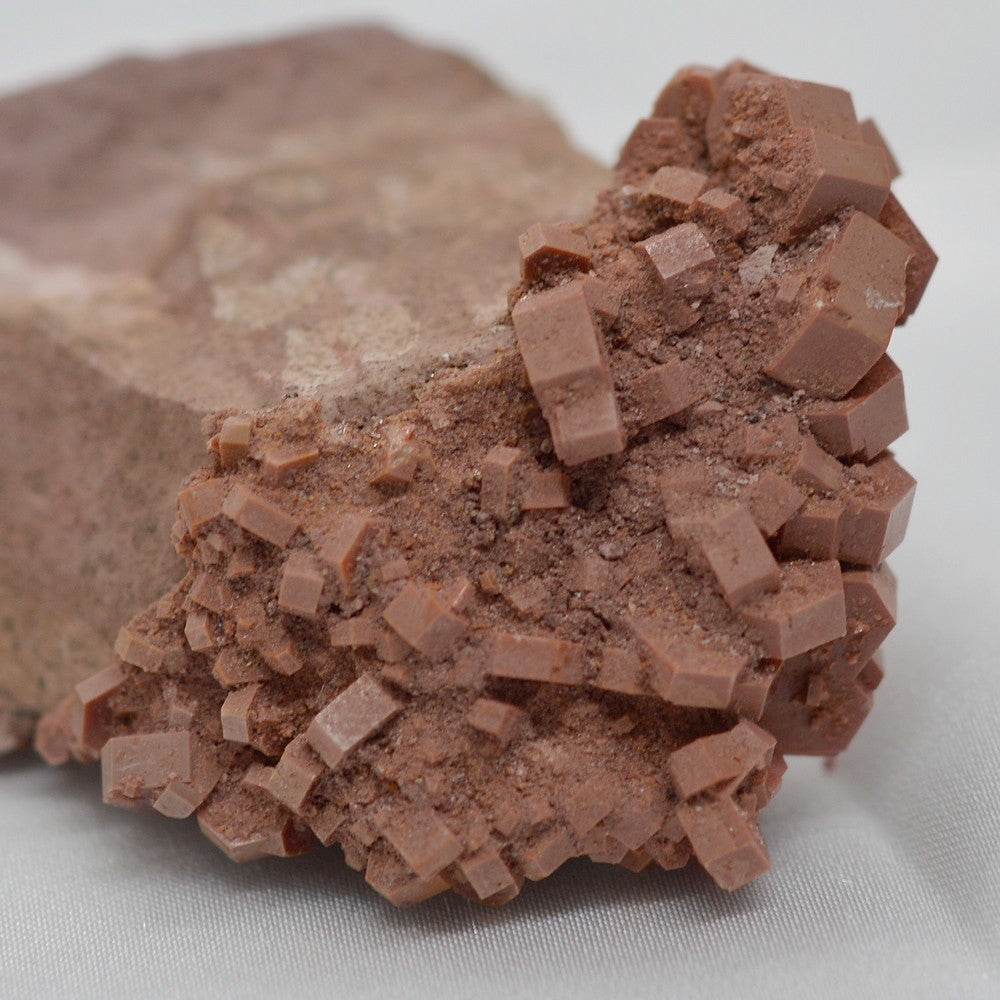Vanadinite à cristaux bruns sur matrice marocaine 95g