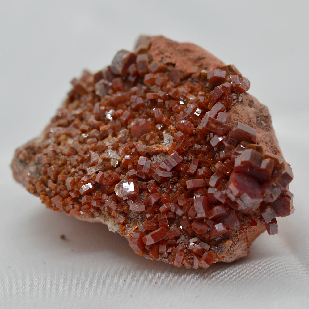 Vanadinite aux cristaux rouges hexagonaux sur matrice de 103g