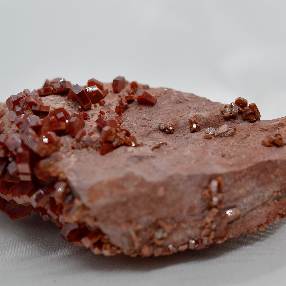 Vanadinite à petits cristaux rouges hexagonaux 203g de Midelt