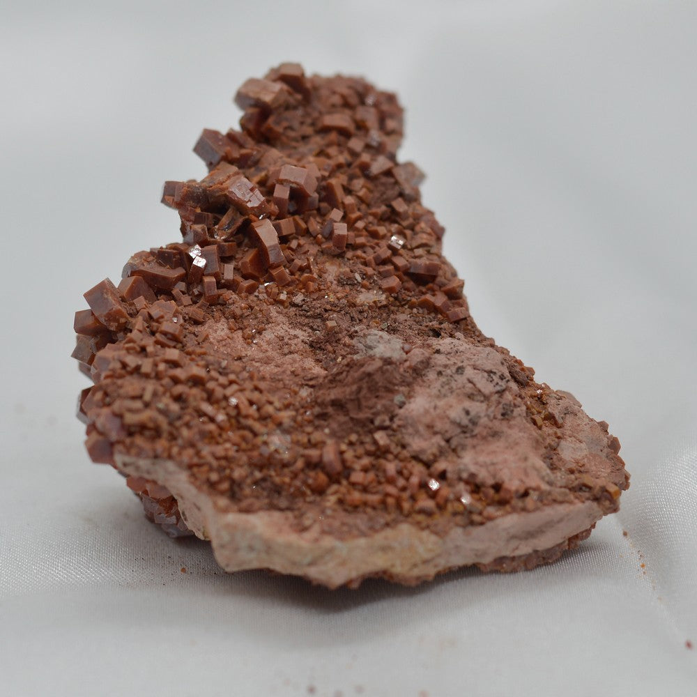 Vanadinite marocaine sur matrice rocheuse marocaine de 110g