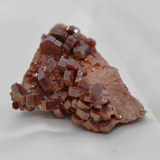 Vanadinite rouge à cristaux hexagonaux sur gangue de 82g