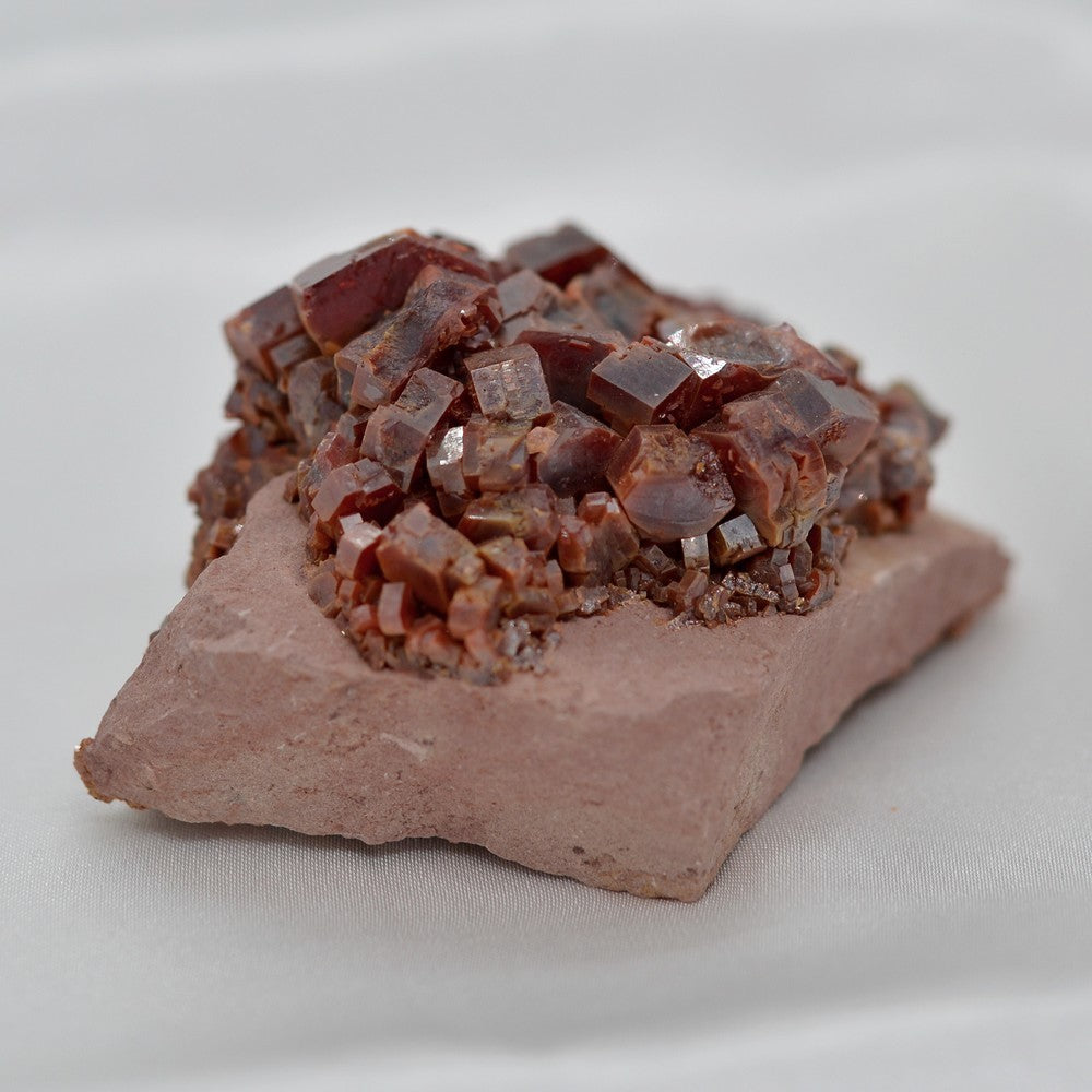 Vanadinite rouge cristallisée sur gangue de 168g - Maroc - Province de Midelt