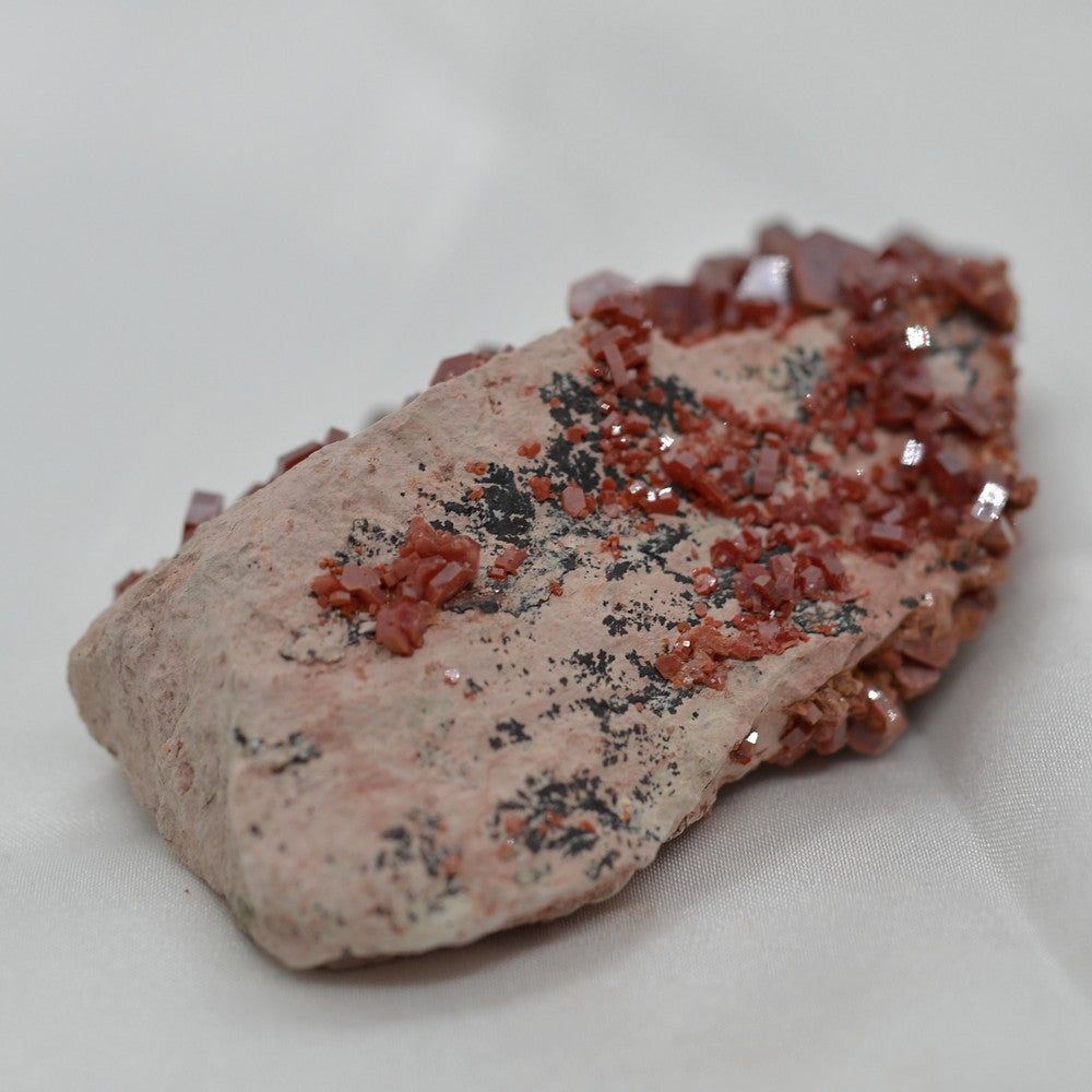 Vanadinite rouge sur gangue rocheuse de Mibladen 128g 